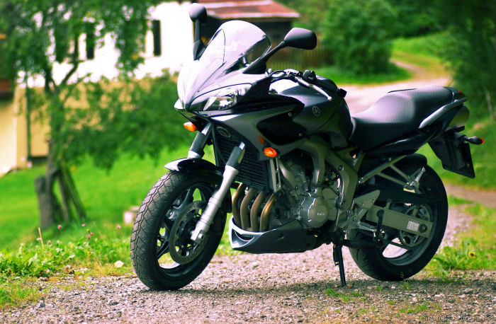 Yamaha FZ6 Fazer, Baujahr
2006, Farbe "Silver Storm"